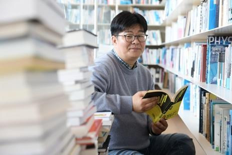 책장, 책, 사람, 의류이(가) 표시된 사진  AI가 생성한 콘텐츠는 부정확할 수 있습니다.