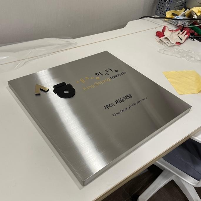 책, 실내, 사무용품, 가구이(가) 표시된 사진  AI가 생성한 콘텐츠는 부정확할 수 있습니다.
