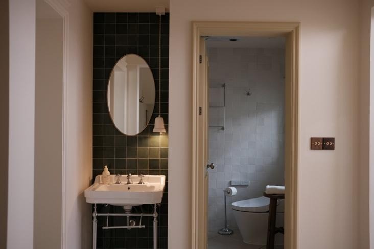 벽, 실내, 욕실, 배관 설비이(가) 표시된 사진  AI가 생성한 콘텐츠는 부정확할 수 있습니다.