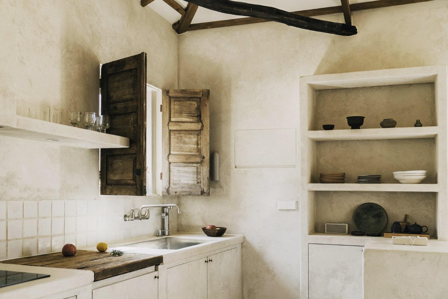 실내, 벽, 수납장, 가전이(가) 표시된 사진  AI가 생성한 콘텐츠는 부정확할 수 있습니다.