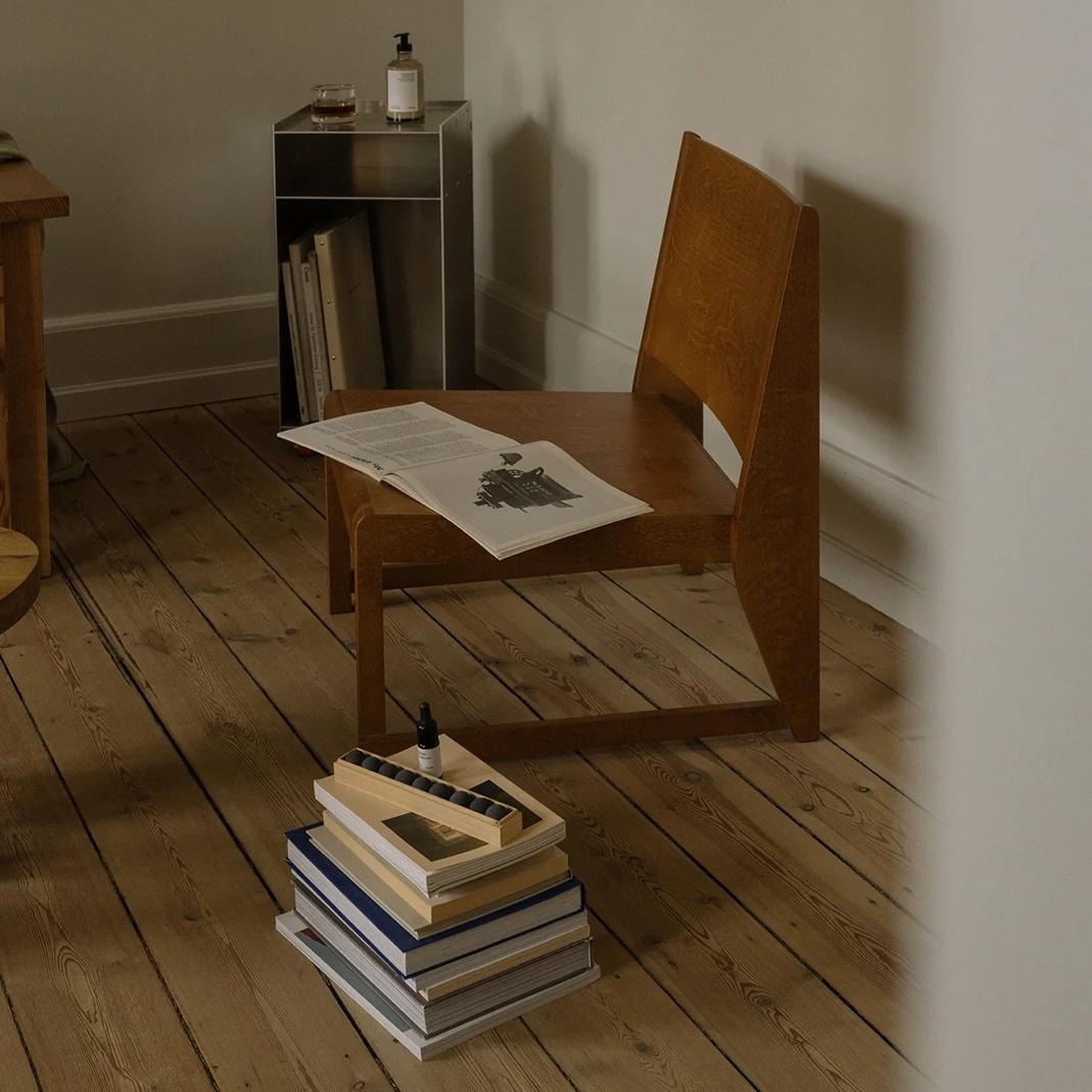 가구, 바닥, 실내, 책이(가) 표시된 사진  AI가 생성한 콘텐츠는 부정확할 수 있습니다.