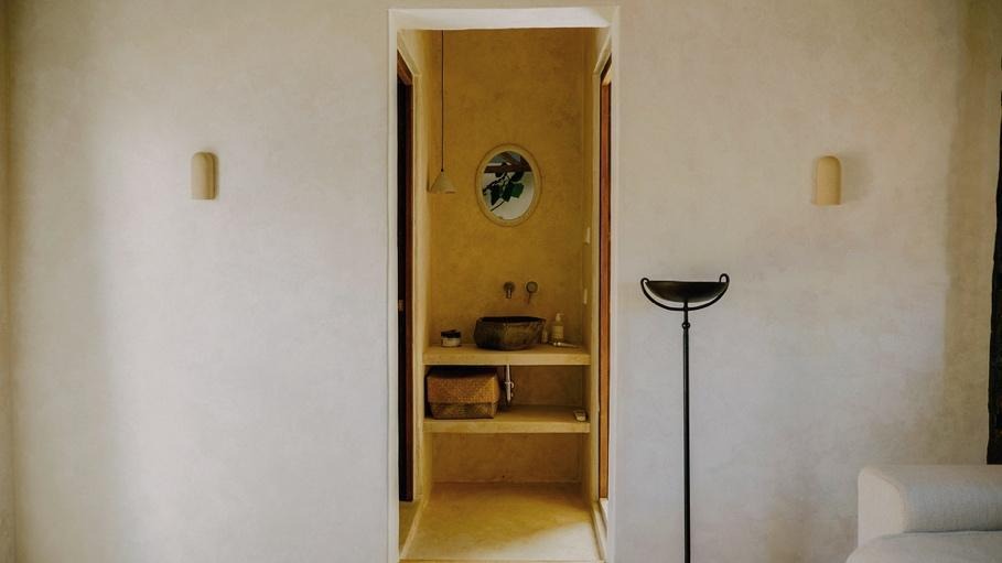 벽, 실내, 인테리어 디자인, 문이(가) 표시된 사진  AI가 생성한 콘텐츠는 부정확할 수 있습니다.