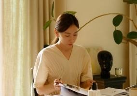 사람, 실내, 의류, 벽이(가) 표시된 사진  AI 생성 콘텐츠는 정확하지 않을 수 있습니다.