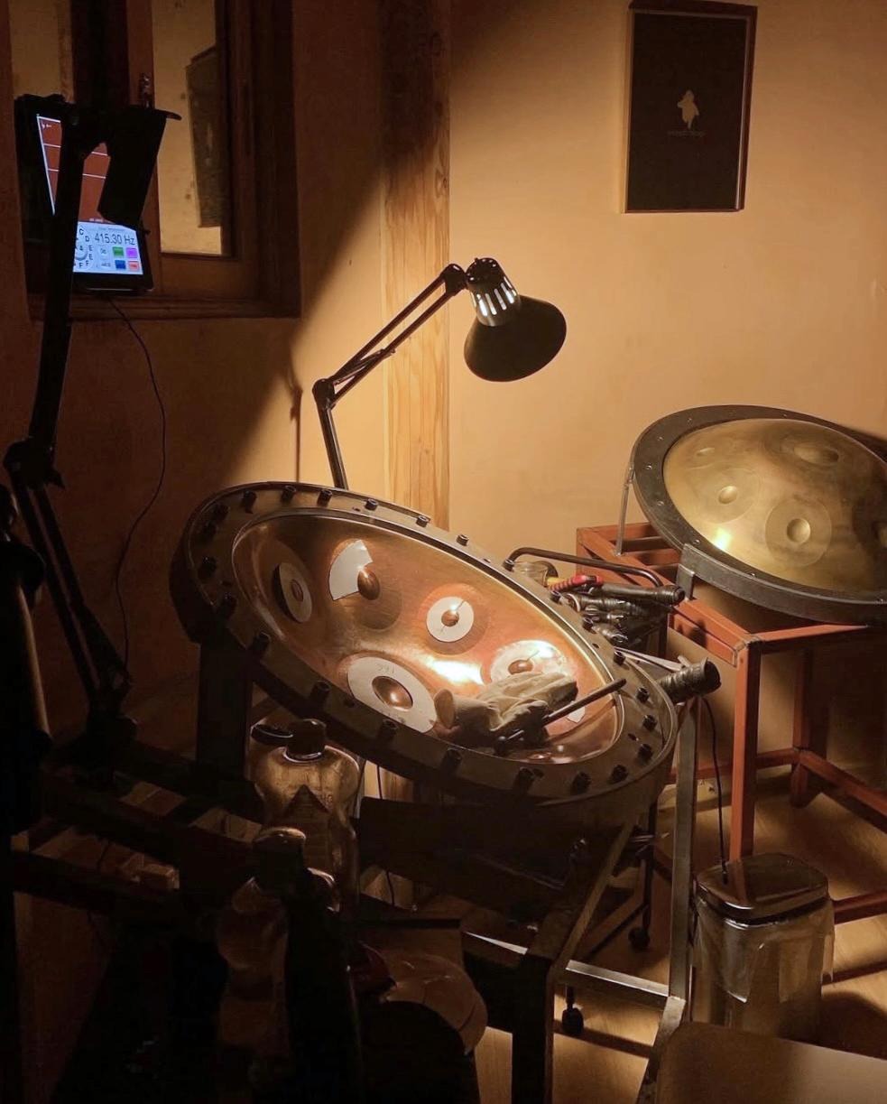 실내, 벽, 방, 빛이(가) 표시된 사진  자동 생성된 설명