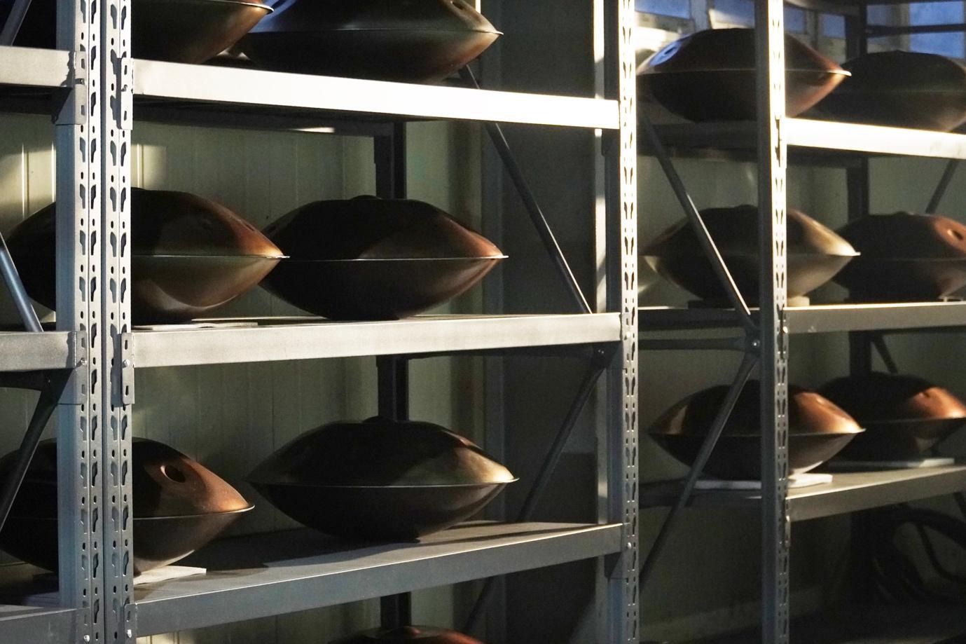 실내, 창문, 선반, 숍이(가) 표시된 사진  자동 생성된 설명