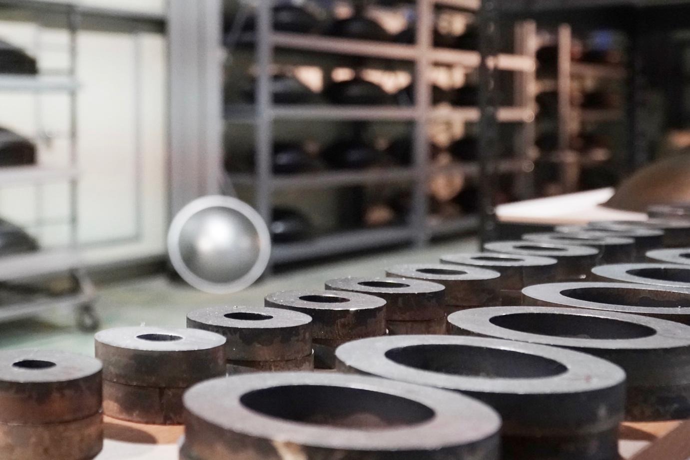 스틸, 실내, 공장, 숍이(가) 표시된 사진  자동 생성된 설명