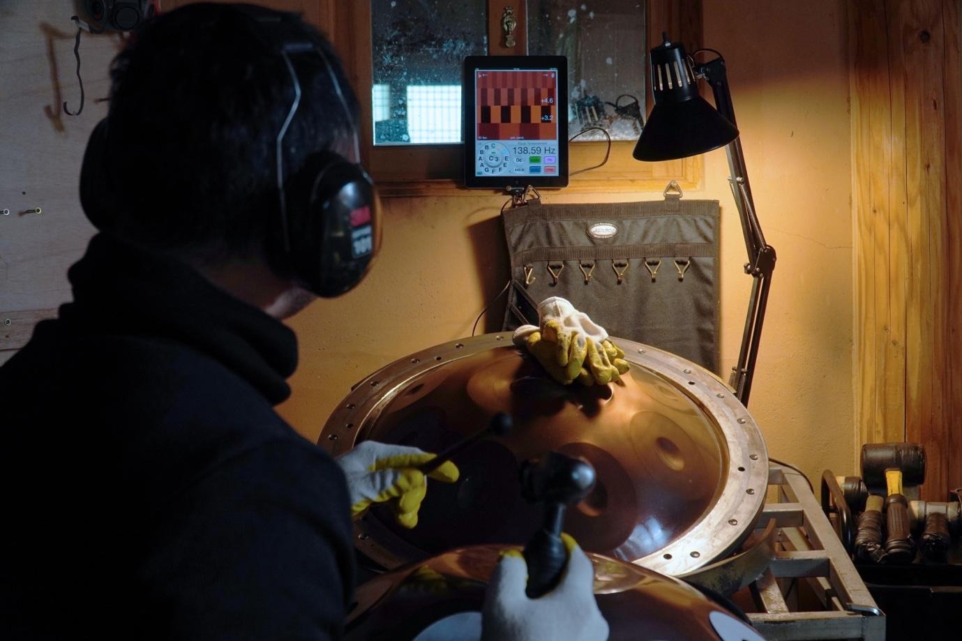 실내, 사람, 벽, 의류이(가) 표시된 사진  자동 생성된 설명