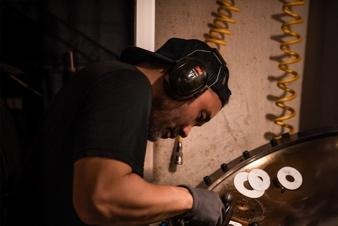 사람, 콘서트, 의류, 악기이(가) 표시된 사진  AI가 생성한 콘텐츠는 부정확할 수 있습니다.