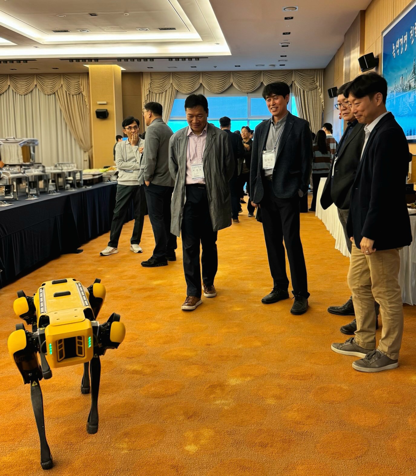 사진2. 현대제철 임직원들이 보스턴다이나믹스의 4족 보행로봇 '스팟(SPOT)' 시연을 보고 있다.