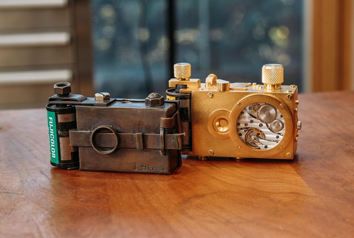 시계, 실내, 바닥, 손목시계이(가) 표시된 사진  자동 생성된 설명