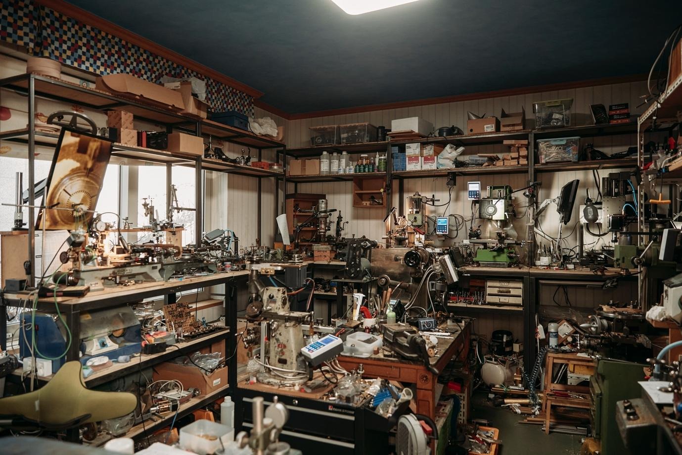 실내, 장면, 가구, 숍이(가) 표시된 사진  자동 생성된 설명