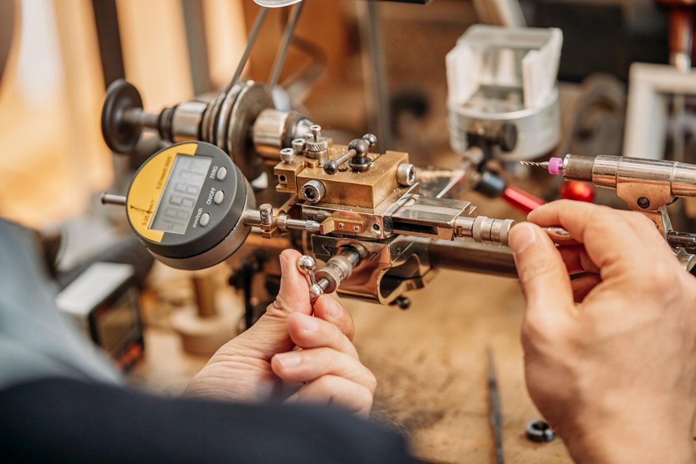 사람, 기계, 공구, 실내이(가) 표시된 사진  자동 생성된 설명