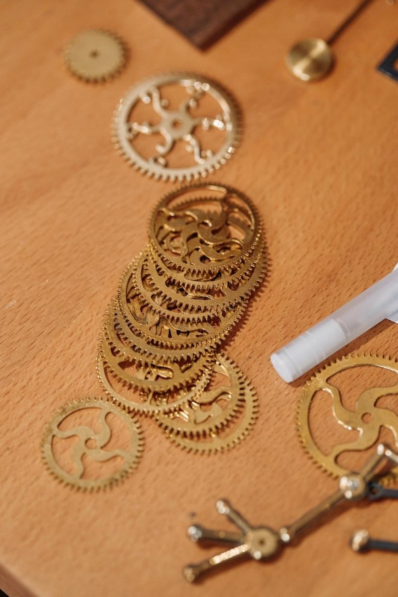 패션 액세서리, 테이블, 가위, 실내이(가) 표시된 사진  자동 생성된 설명