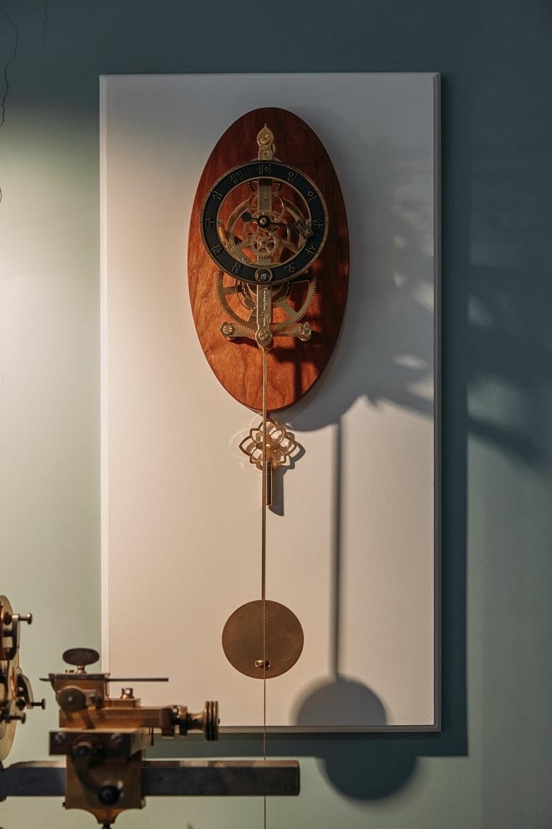 벽에 걸린 시계 작품 'First Clock' (2023)