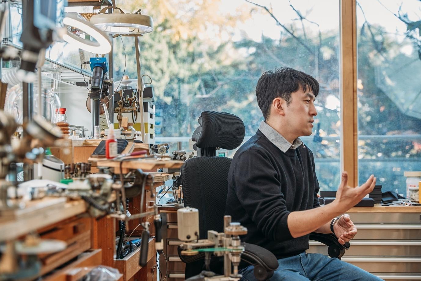 사람, 의류, 가구, 실내이(가) 표시된 사진  자동 생성된 설명