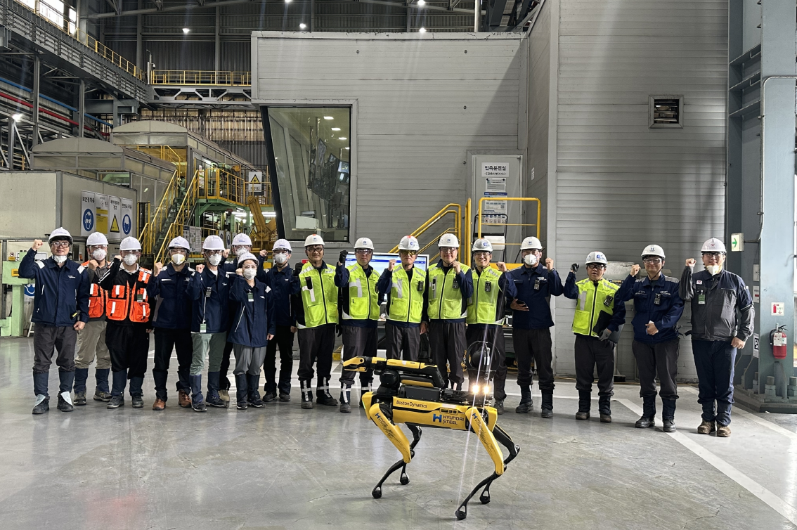 사람, 신발류, 의류, 건물이(가) 표시된 사진  AI가 생성한 콘텐츠는 부정확할 수 있습니다.