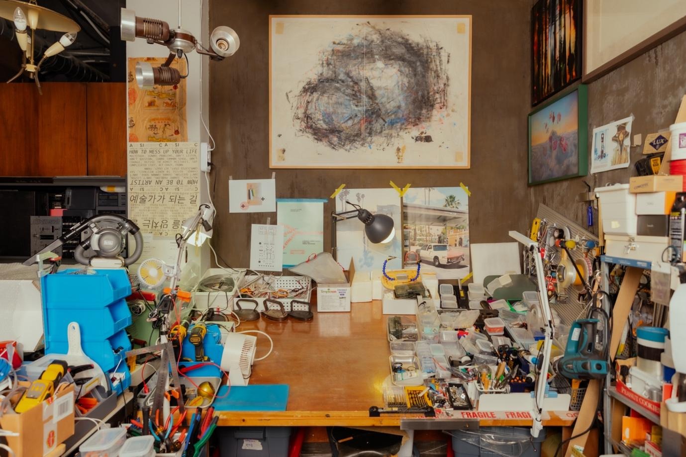 실내, 벽, 가구, 테이블이(가) 표시된 사진  AI가 생성한 콘텐츠는 부정확할 수 있습니다.