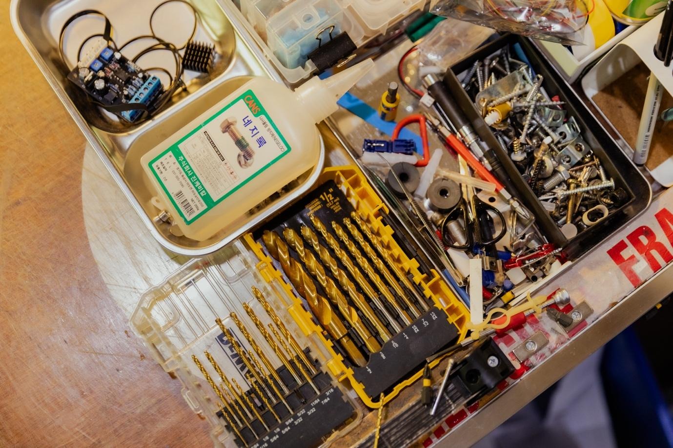 실내, 플라스틱, 바닥, 아이템이(가) 표시된 사진  AI가 생성한 콘텐츠는 부정확할 수 있습니다.