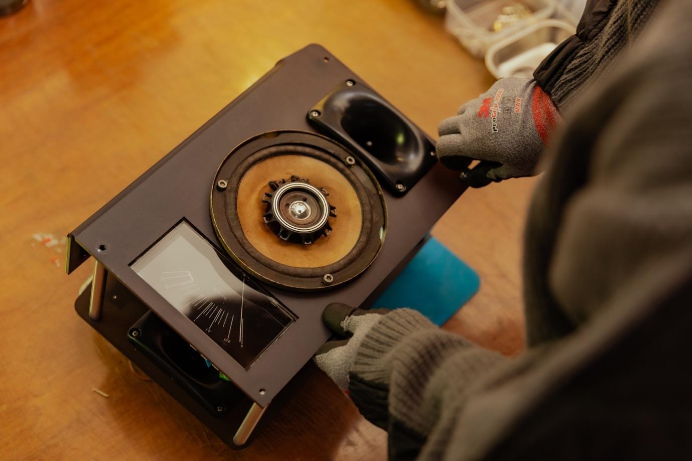 사람, 실내, 카메라 및 광학, 광학 기기이(가) 표시된 사진  AI가 생성한 콘텐츠는 부정확할 수 있습니다.