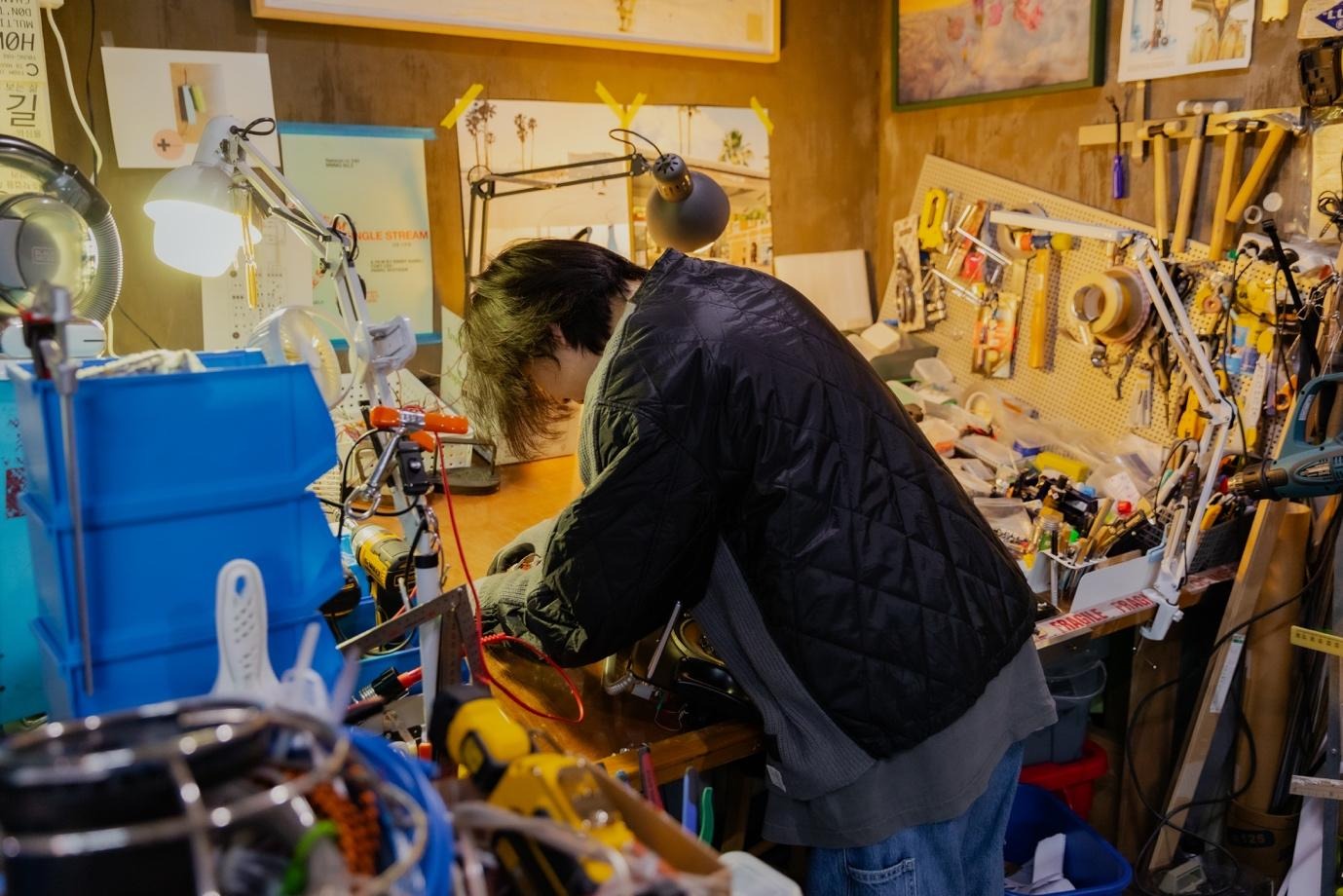 의류, 사람, 작업장, 실내이(가) 표시된 사진  AI가 생성한 콘텐츠는 부정확할 수 있습니다.