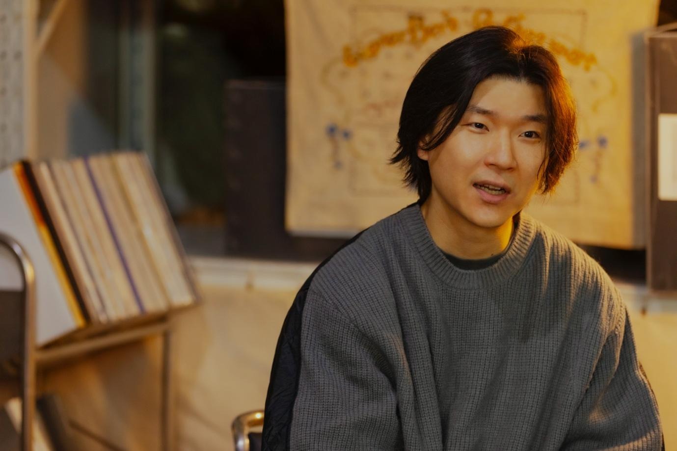 인간의 얼굴, 의류, 사람, 가구이(가) 표시된 사진  AI가 생성한 콘텐츠는 부정확할 수 있습니다.