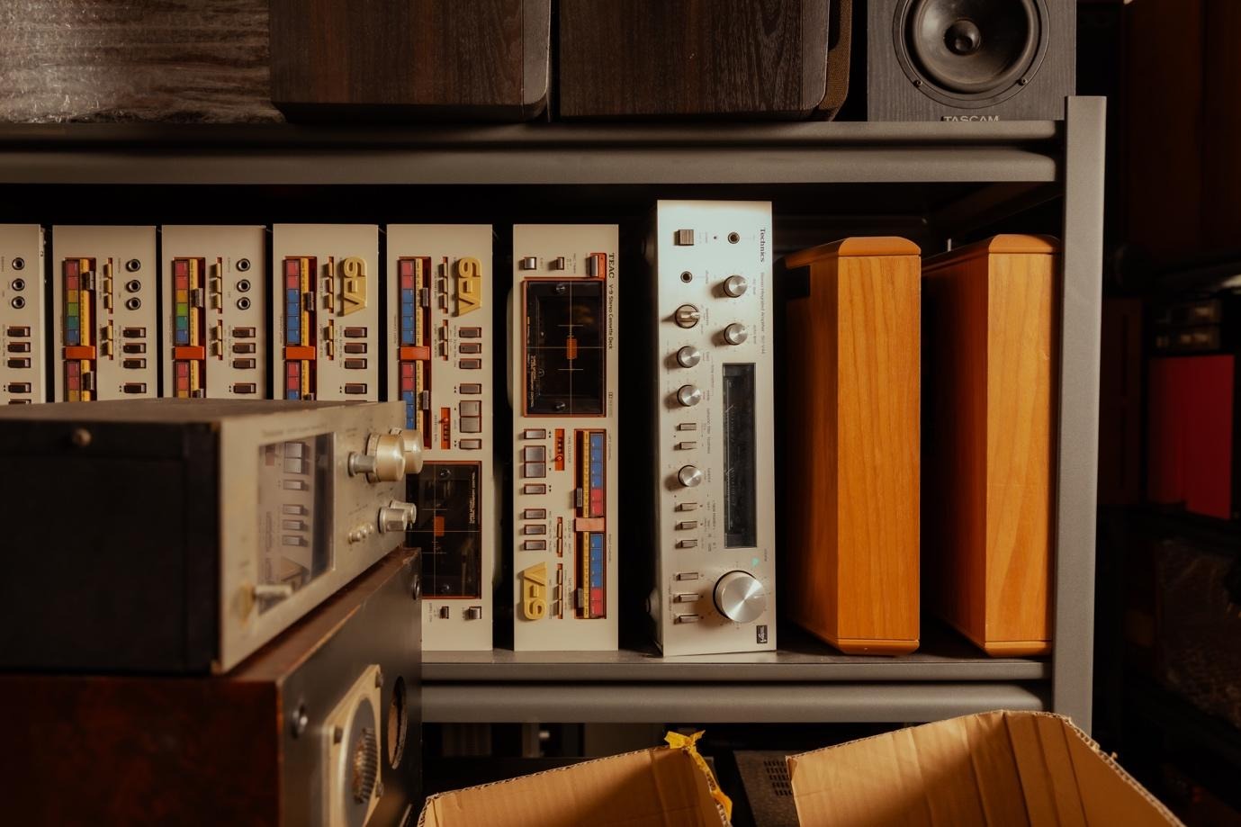 실내, 선반, 책, 가구이(가) 표시된 사진  AI가 생성한 콘텐츠는 부정확할 수 있습니다.