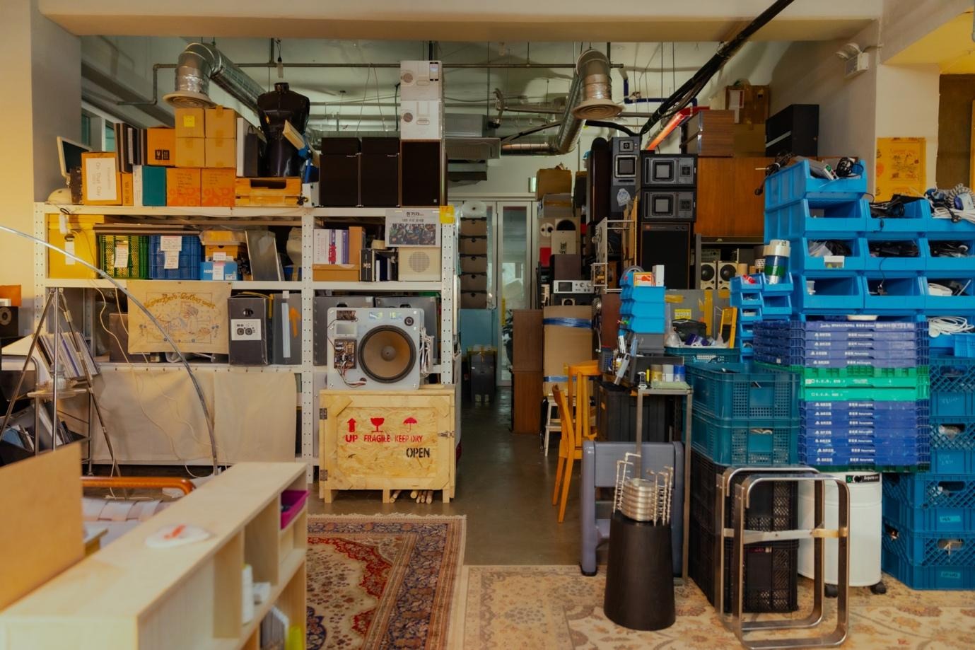 실내, 선반, 기계, 작업장이(가) 표시된 사진  AI가 생성한 콘텐츠는 부정확할 수 있습니다.