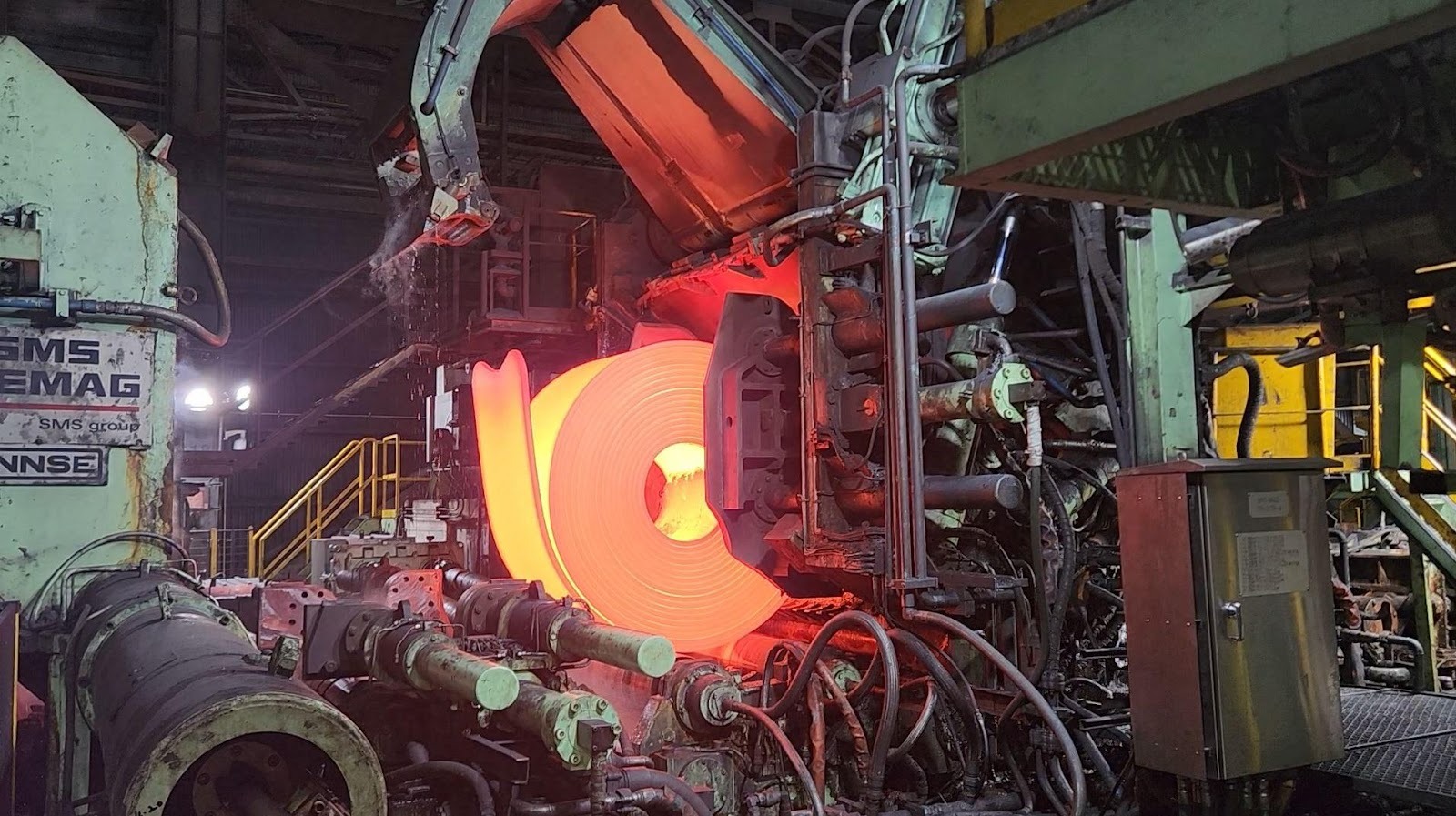 바퀴, 트랙터, 자동차 부품, 건물이(가) 표시된 사진  자동 생성된 설명