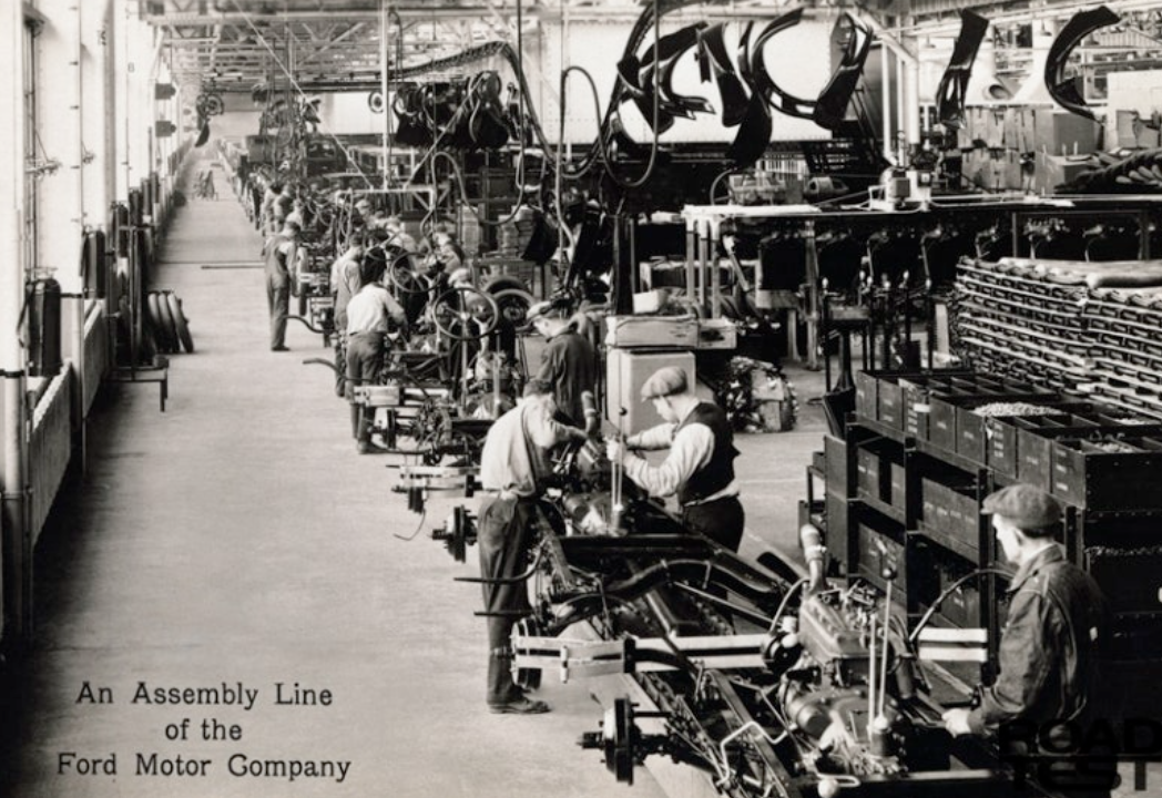 공장, 건물, 흑백, 사람이(가) 표시된 사진  AI가 생성한 콘텐츠는 부정확할 수 있습니다.