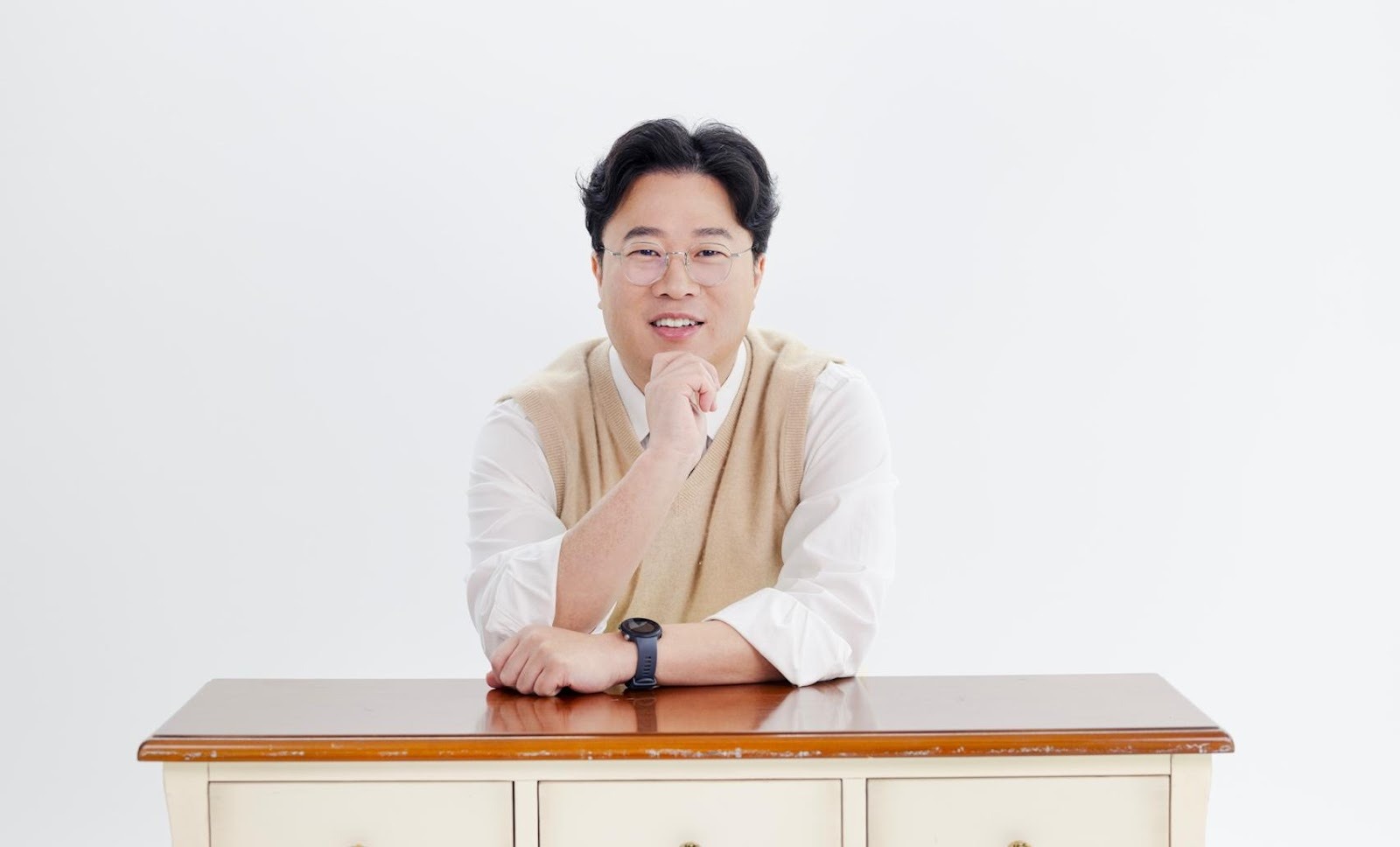 인간의 얼굴, 사람, 가구, 의류이(가) 표시된 사진 AI가 생성한 콘텐츠는 부정확할 수 있습니다.