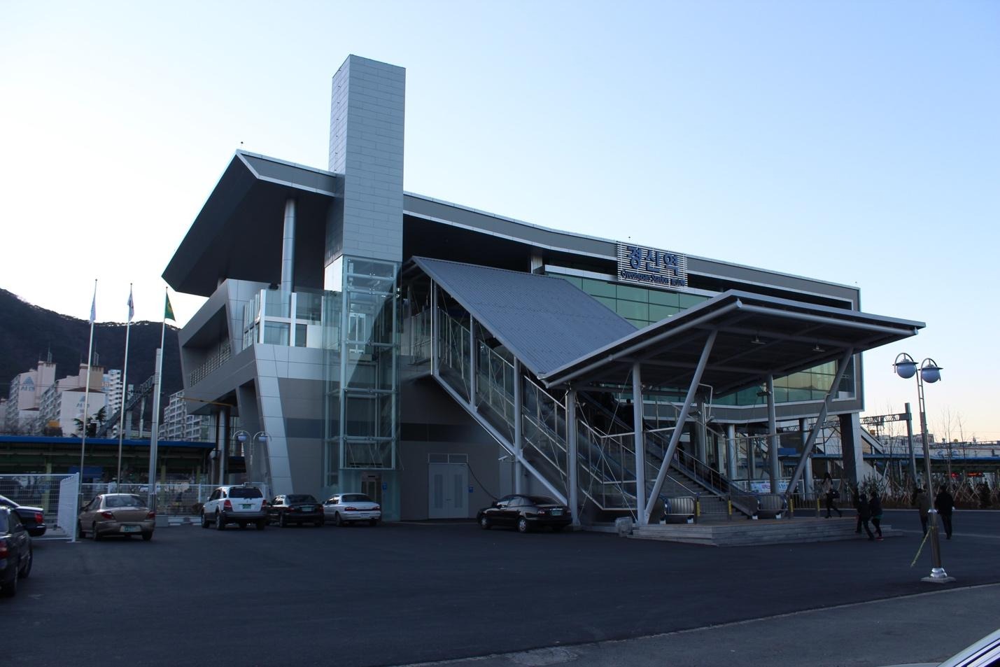 야외, 하늘, 도로, 건물이(가) 표시된 사진 자동 생성된 설명