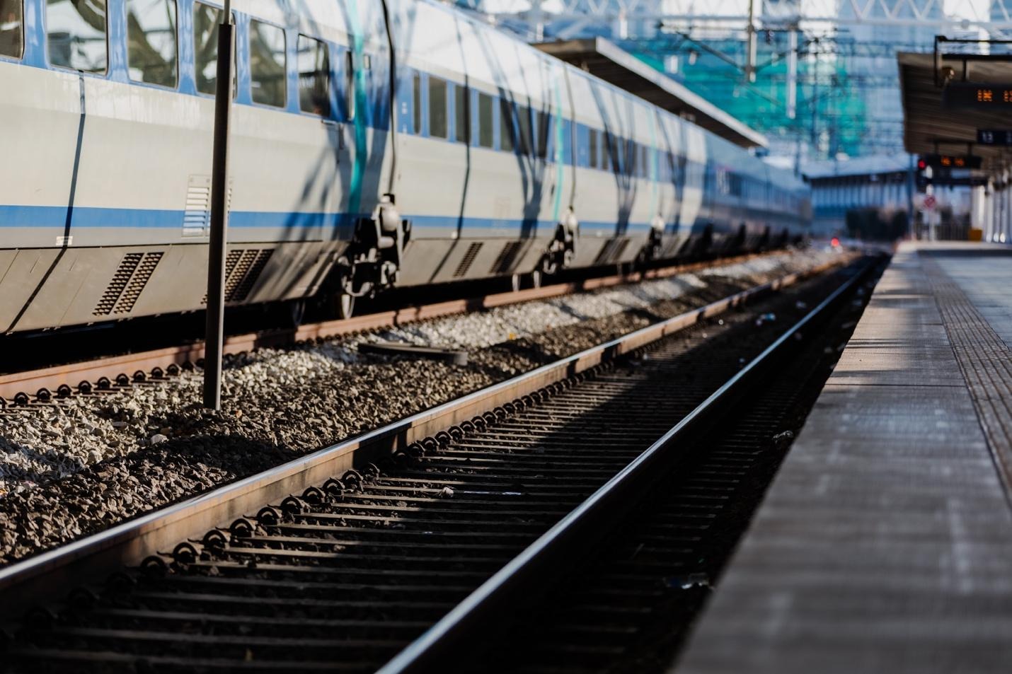 트랙, 교통, 기차, 철도이(가) 표시된 사진  자동 생성된 설명