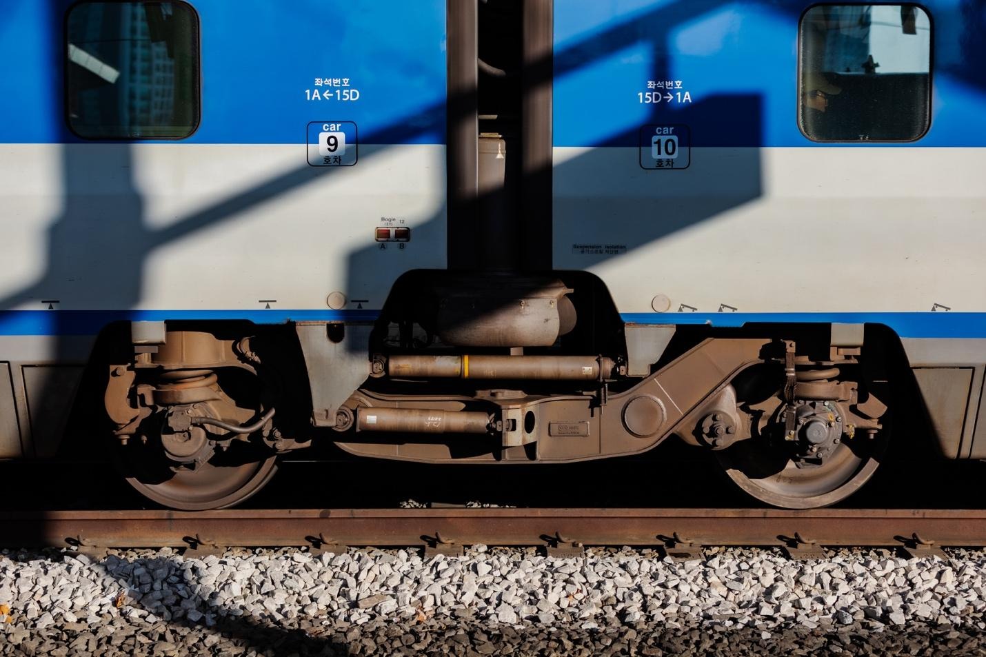 교통, 철도, 철도 차량, 차량이(가) 표시된 사진  자동 생성된 설명