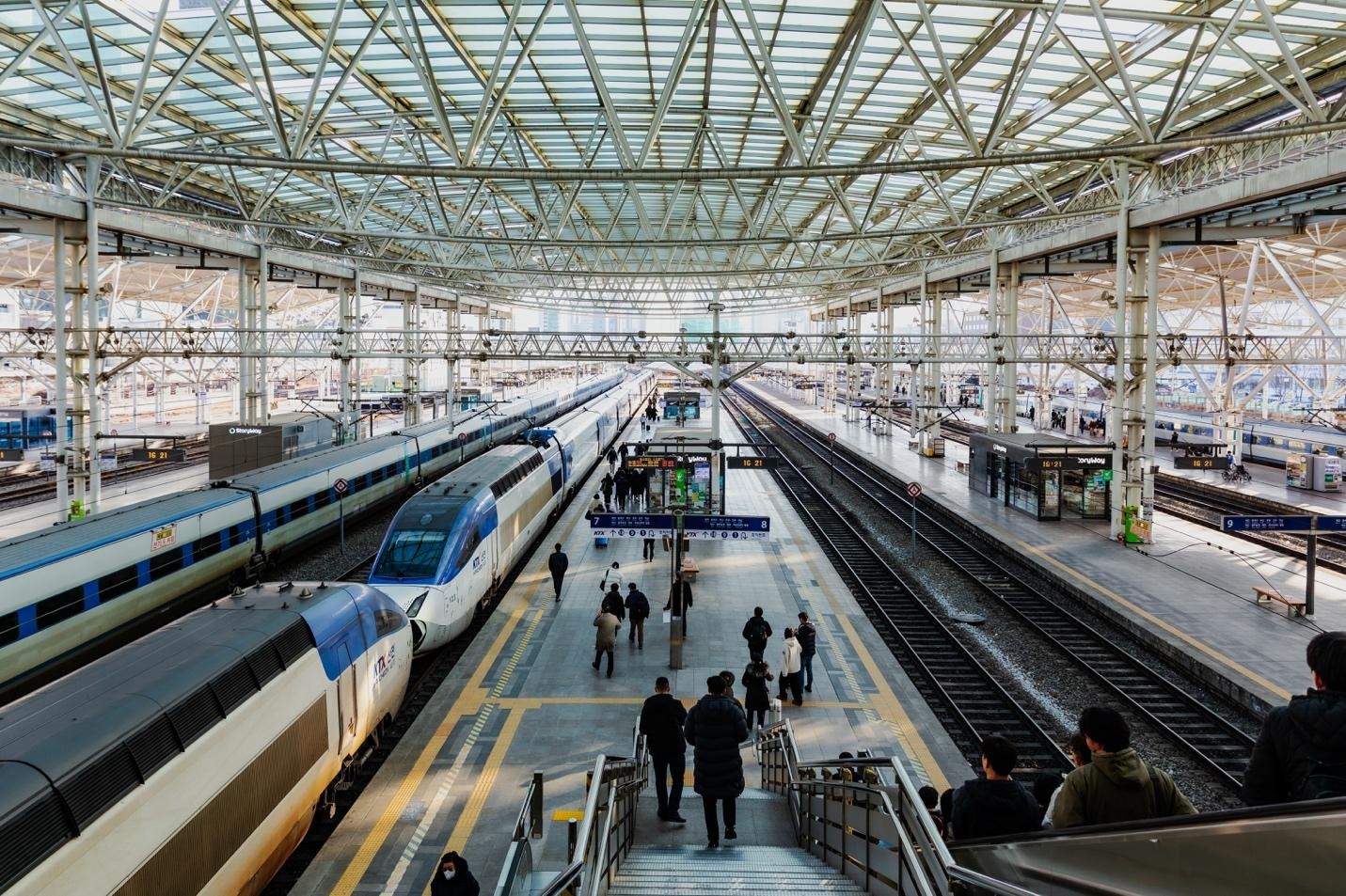 교통 허브, 스틸, 기차역, 기차이(가) 표시된 사진  자동 생성된 설명