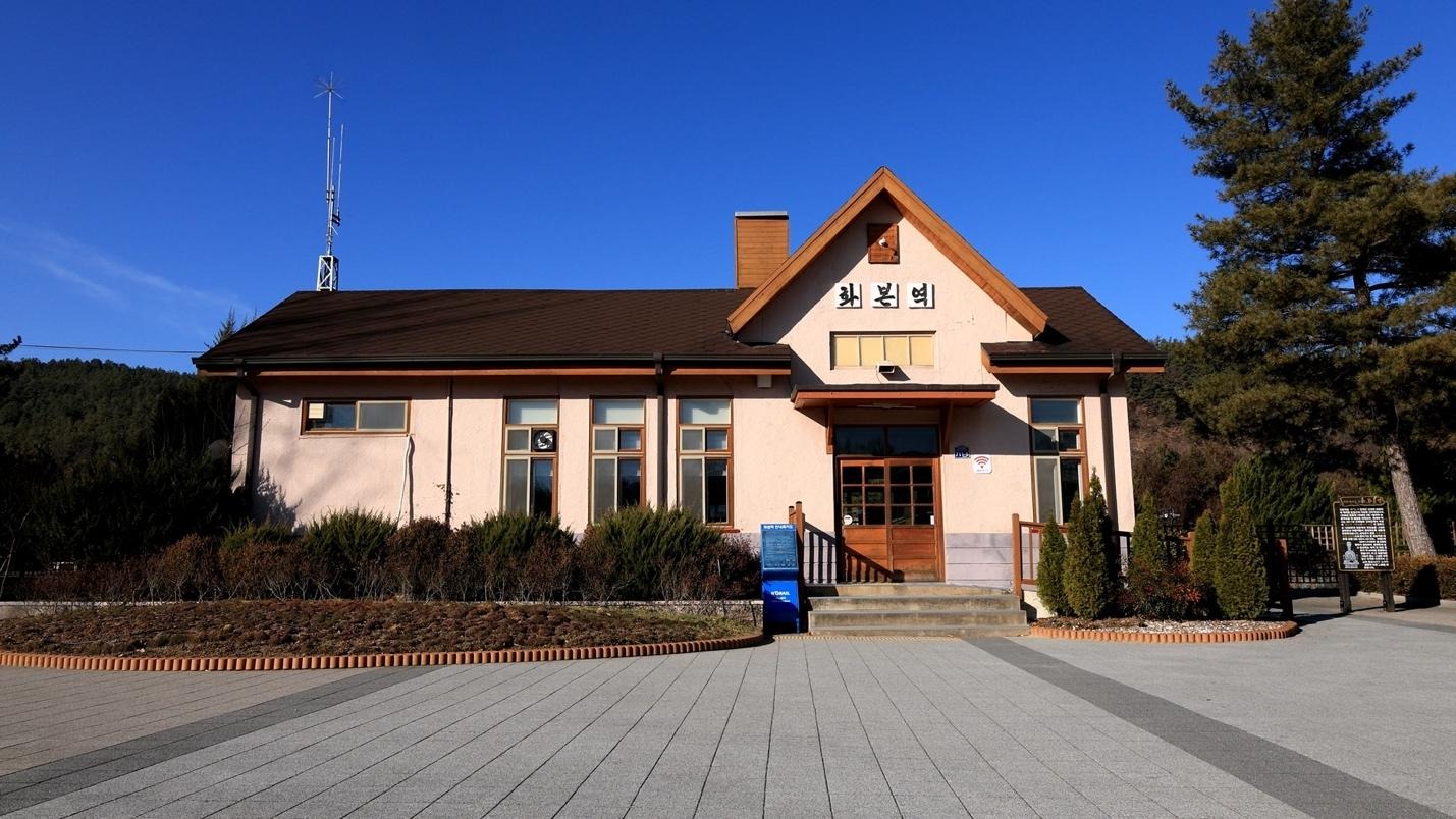 야외, 건물, 하늘, 나무이(가) 표시된 사진 자동 생성된 설명