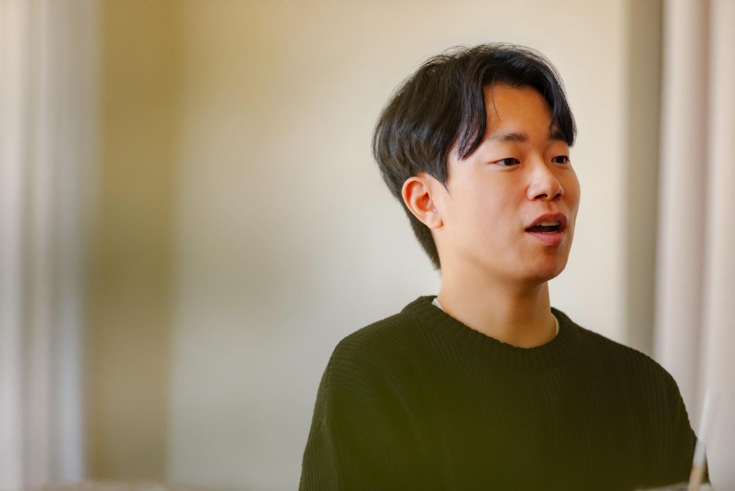 인간의 얼굴, 사람, 의류, 벽이(가) 표시된 사진  자동 생성된 설명