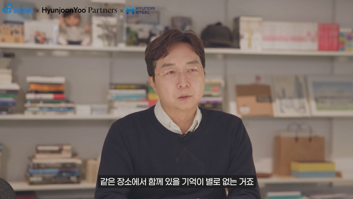 인간의 얼굴, 사람, 의류, 실내이(가) 표시된 사진  AI가 생성한 콘텐츠는 부정확할 수 있습니다.