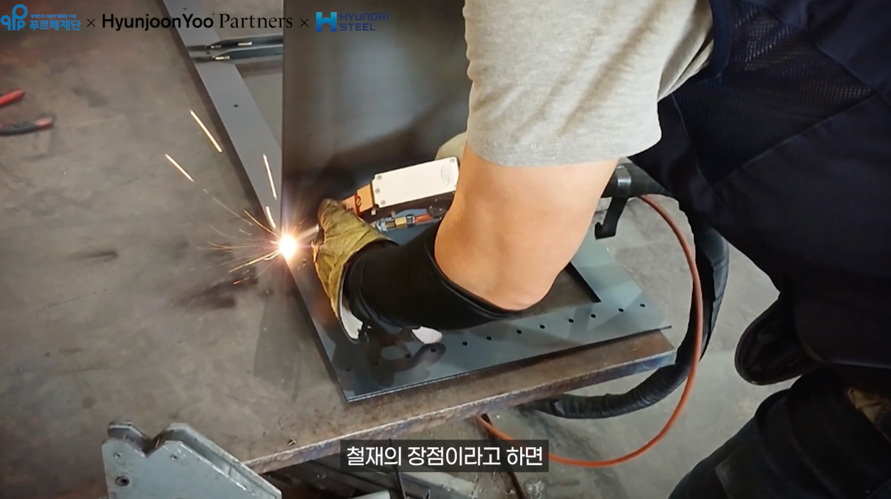 사람, 금속가공, 의류, 기술자이(가) 표시된 사진  AI가 생성한 콘텐츠는 부정확할 수 있습니다.