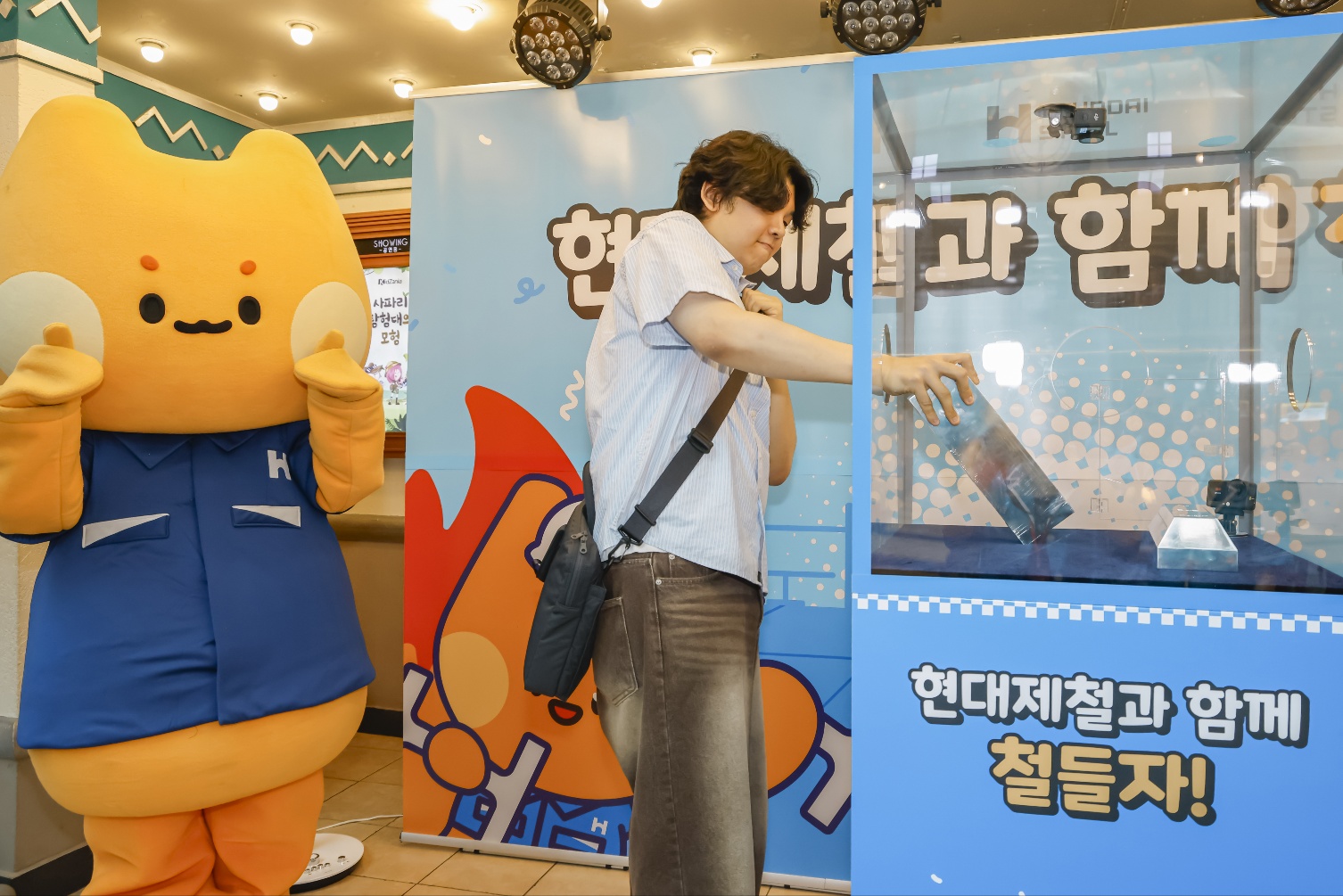 키자니아 서울점에서 열린 현대제철과 함께 철들자 이벤트에 현대제철 직원이 참여하고 있다