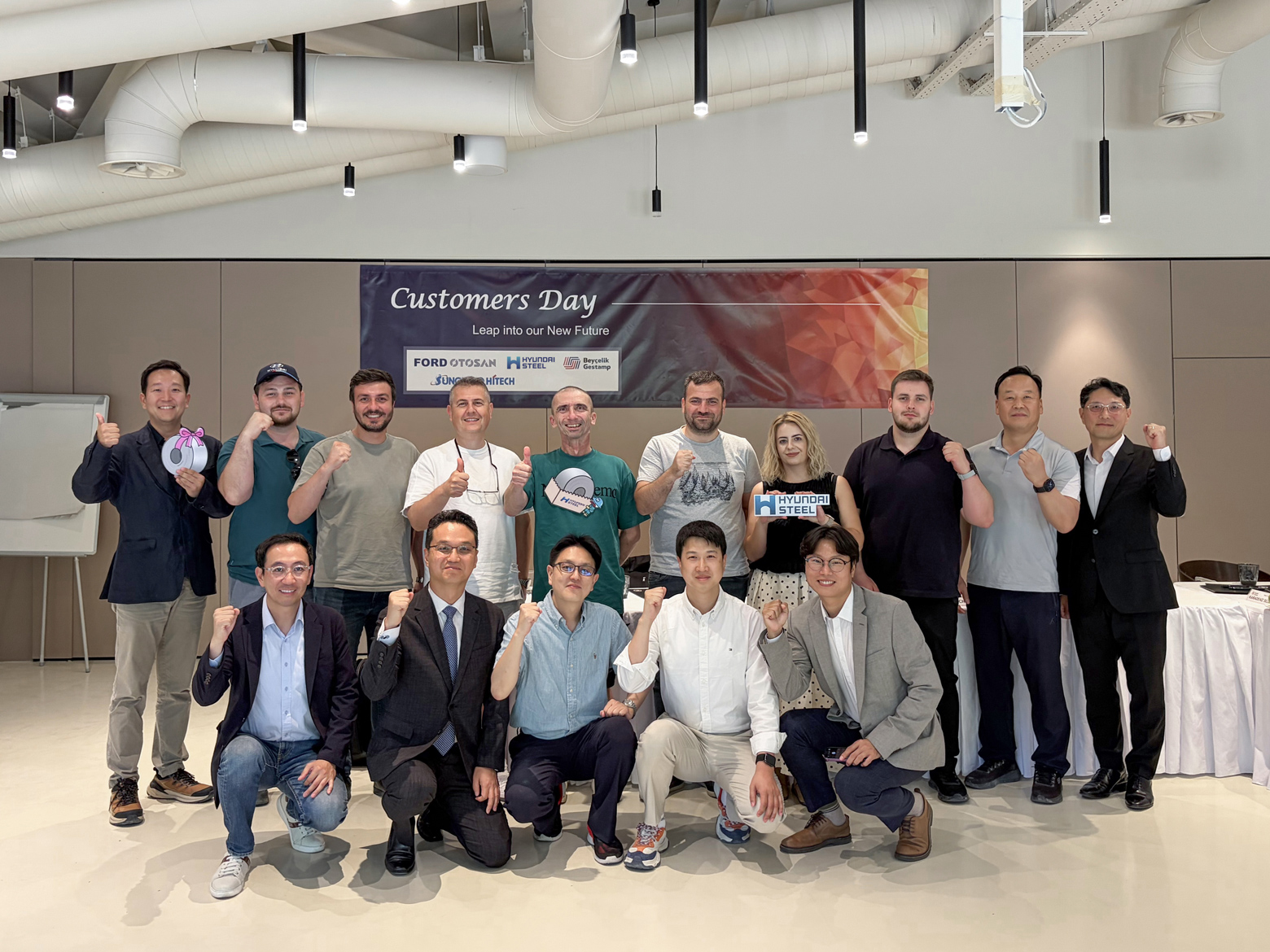 현대제철과 유럽 고객사 관계자들이 Customers Day 행사에서 기념촬영하는 모습