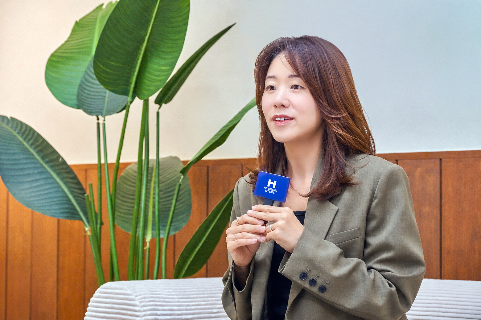 현대제철 마이크를 들고 편집자의 일과 삶에 대해 이야기하는 박지아 편집자