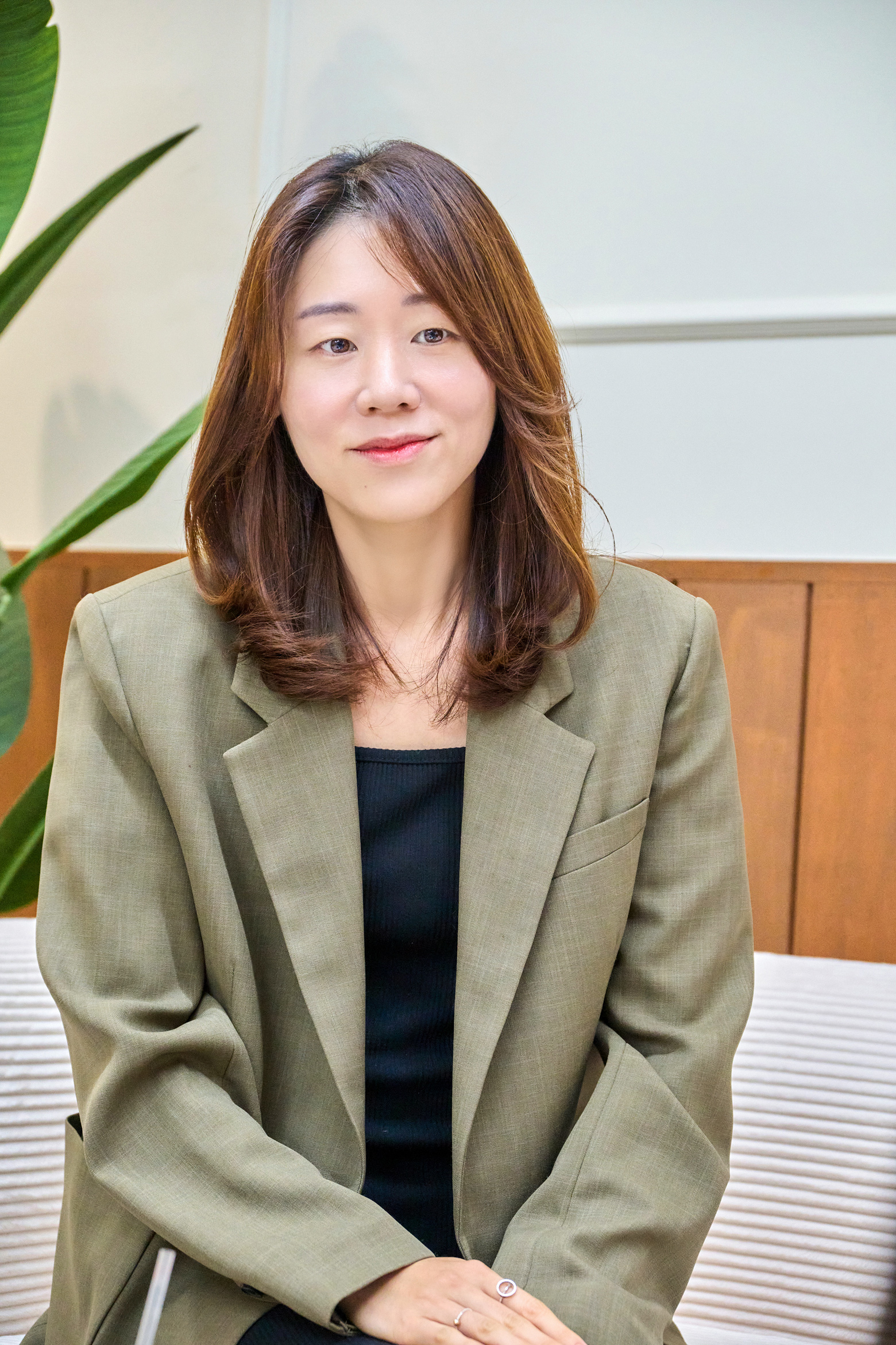 의자에 앉아 미소 짓는 민음사 박지아 편집자