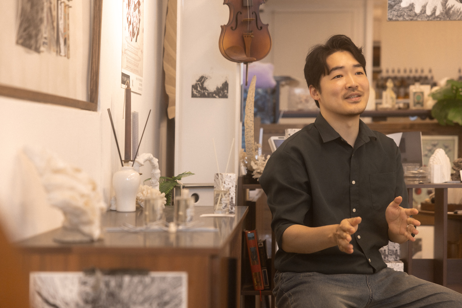 해수향당 작업실에서 그림과 향에 대해 이야기하는 오인석 조향사
