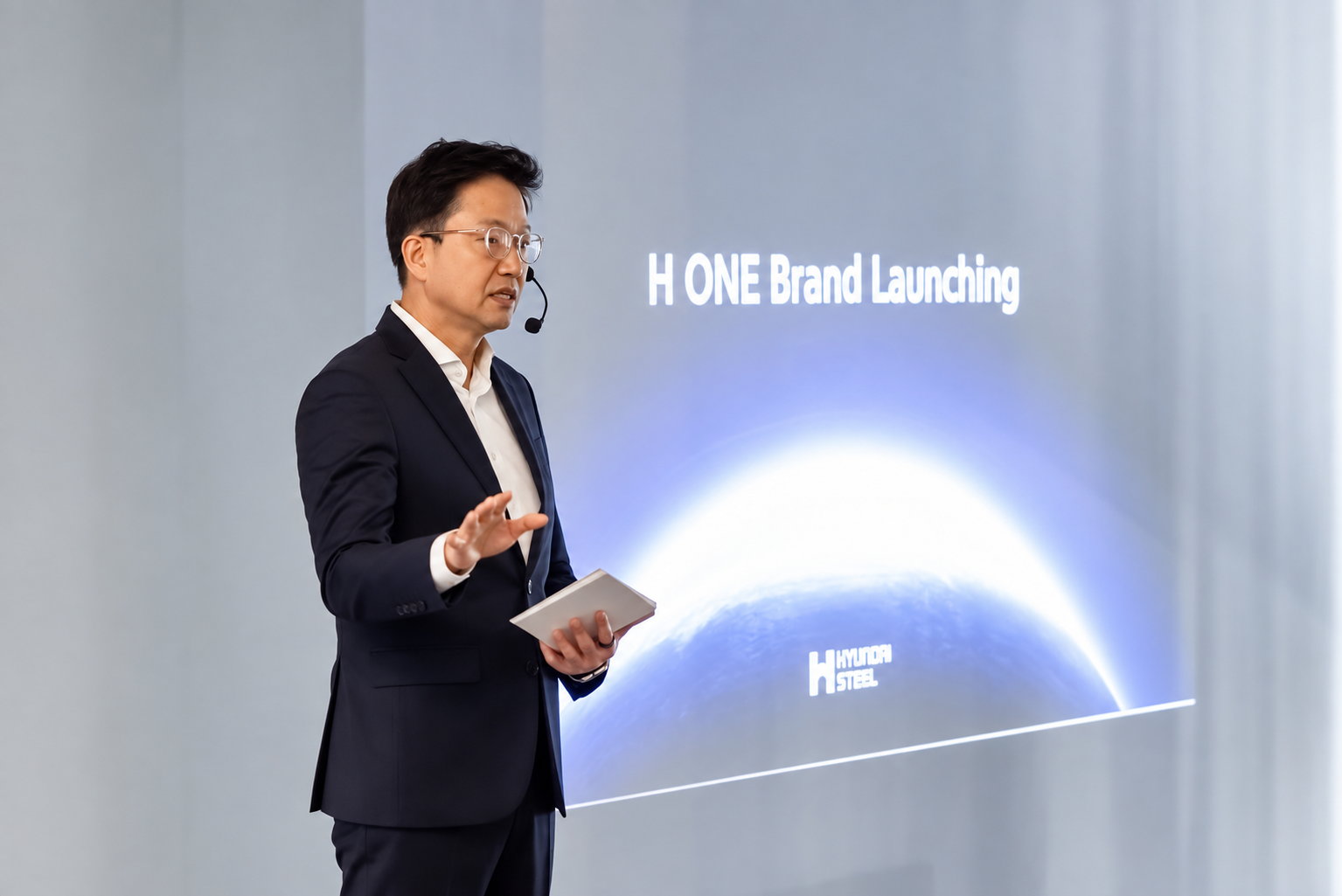 현대제철 영업본부장 김성민 전무가 'H ONE' 브랜드 론칭 행사에서 브랜드 출범 배경과 비전, 향후 사업 방향에 대해 설명하고 있다.