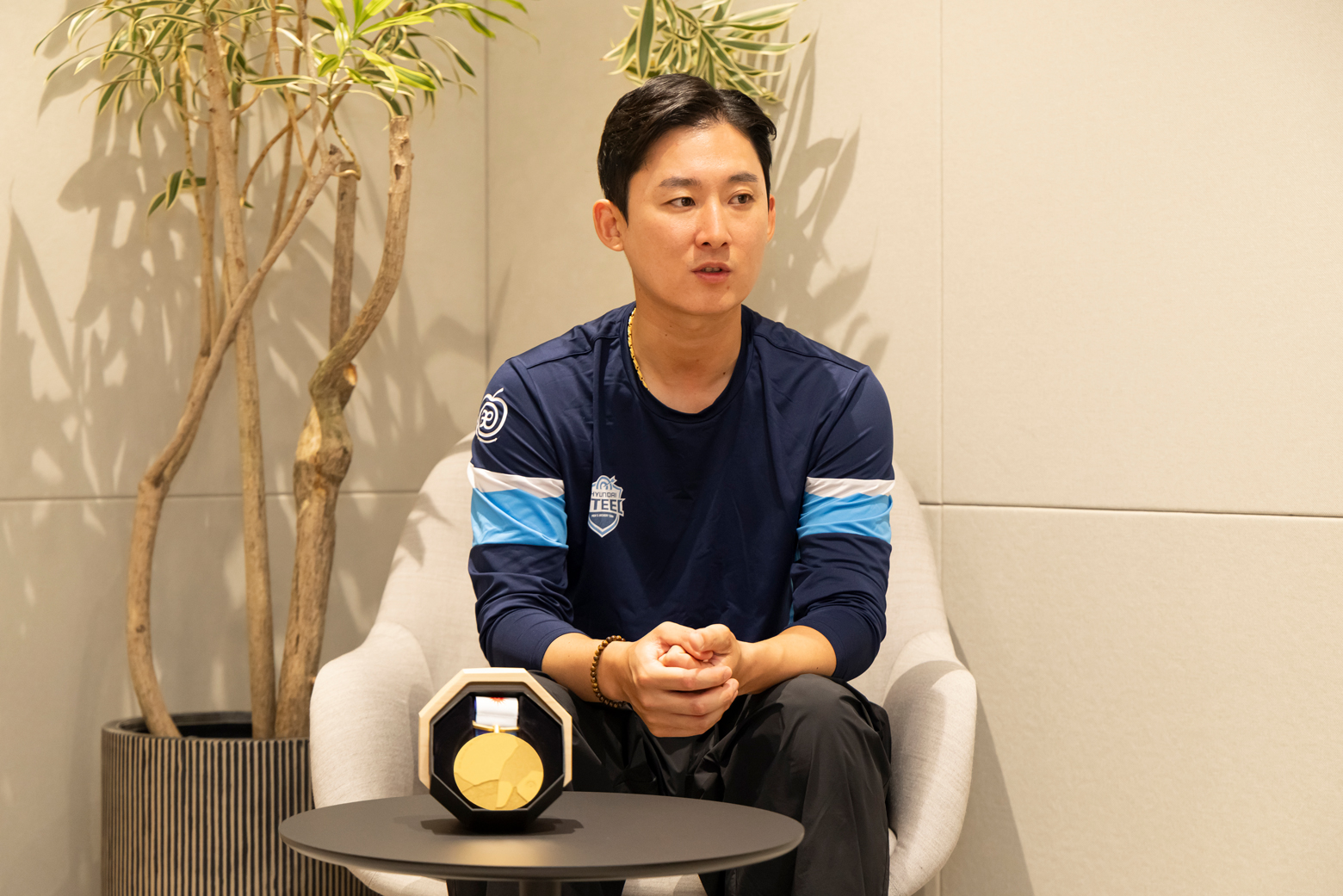 현대제철 양궁단 선수가 금메달과 함께 앉아 아시안게임 우승 경험을 이야기하는 모습