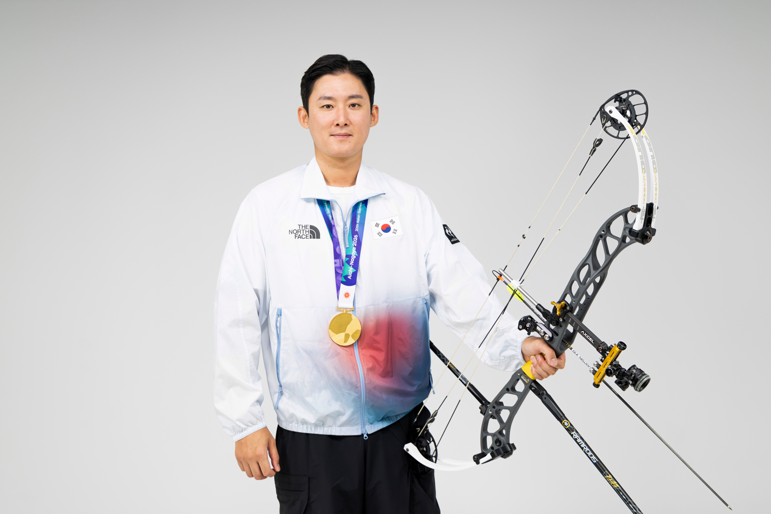 2026 아이치·나고야 아시안게임 금메달과 컴파운드 활을 든 양궁 선수